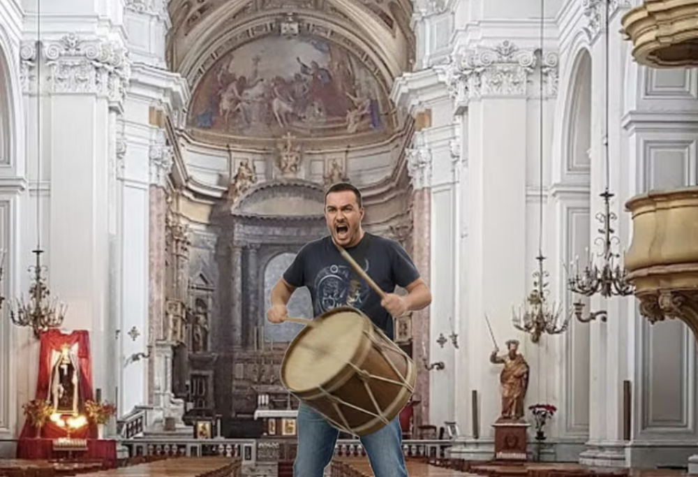 Non sopporta le campane, entra con un tamburo in chiesa