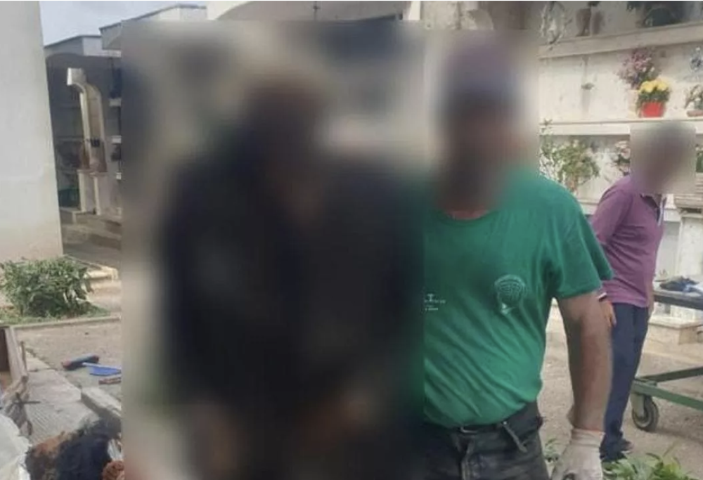 Salento, in posa con il morto