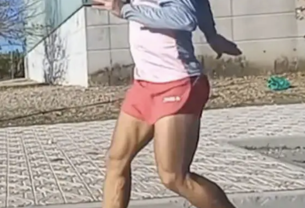 Corre i 100 metri sui tacchi all’indietro