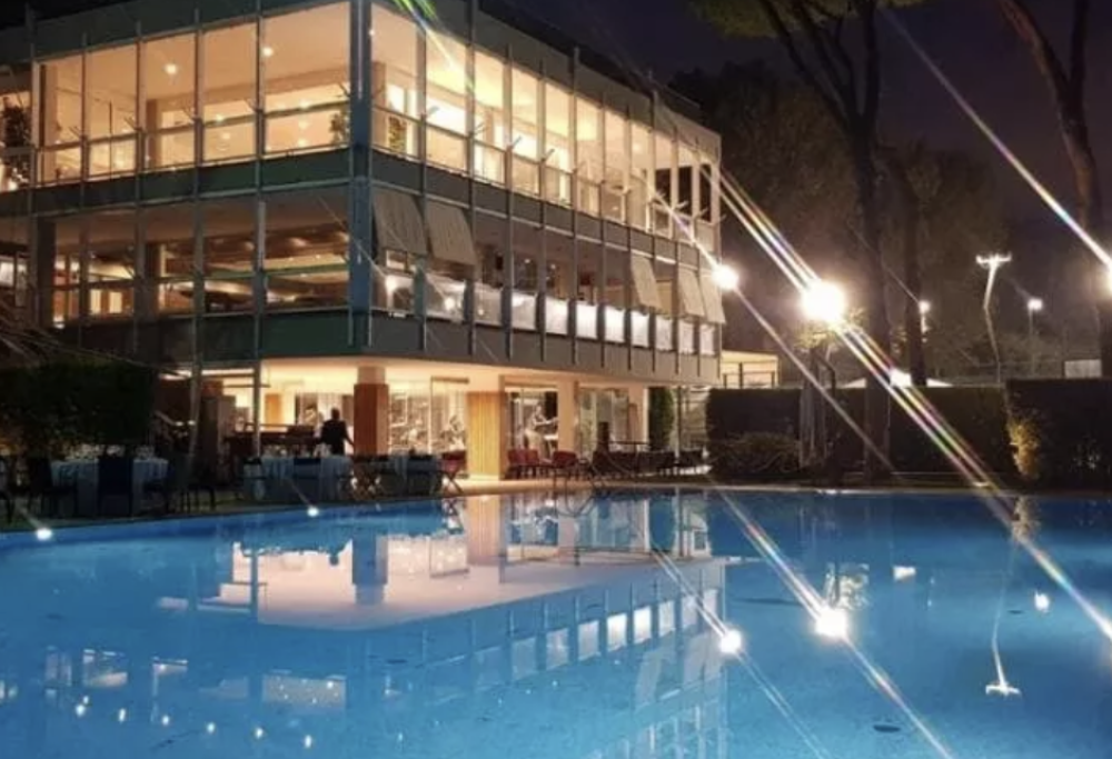 Licenziata per aver dato del tu a socia del Circolo Canottieri Roma