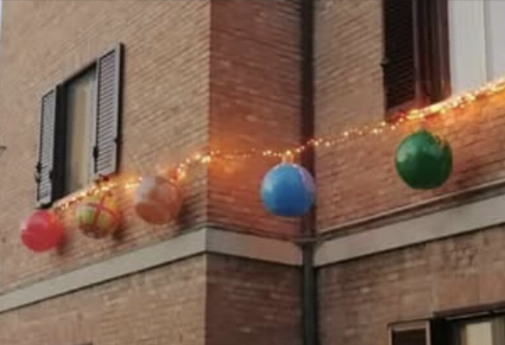 Appendono 5 palle per Natale ma i vicini protestano