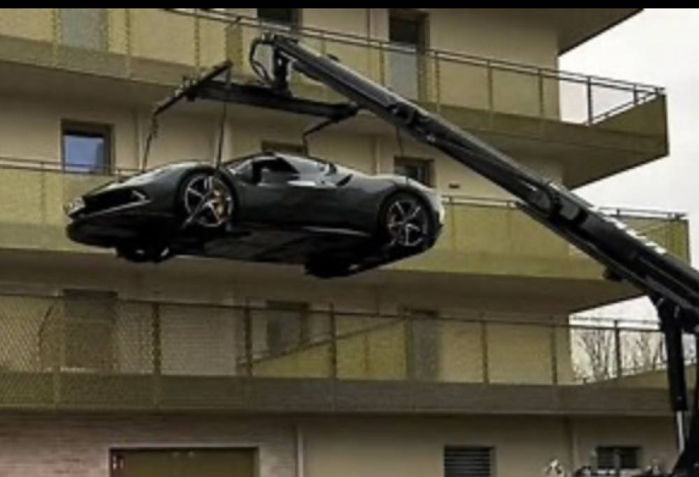 Parcheggia la Ferrari sul balcone, vicini infuriati