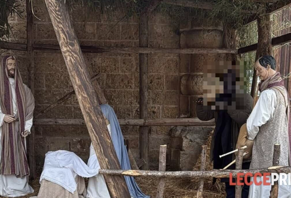 Si mimetizza nel presepe per sfuggire alla cattura