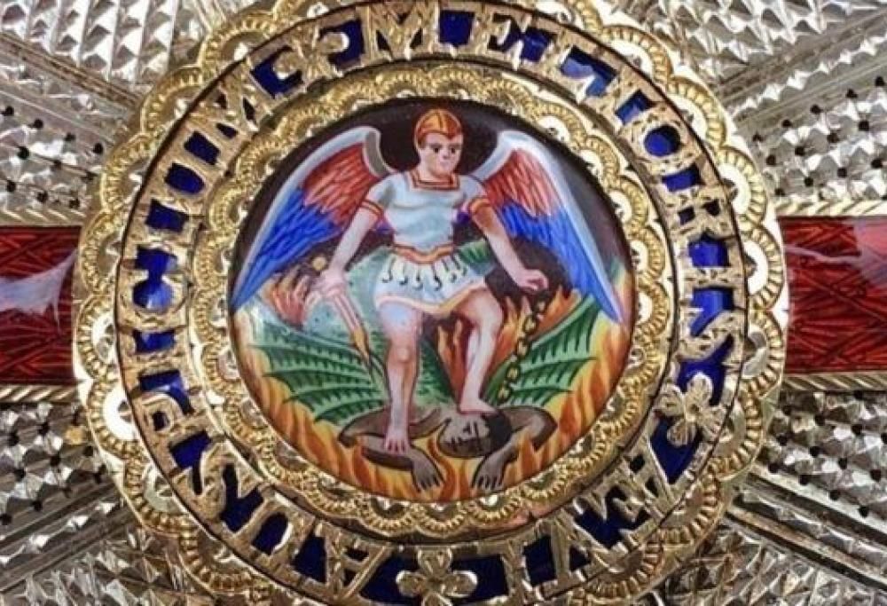San Michele che calpesta Satana ricorda l’uccisione di George Floyd: la richiesta di rimuoverlo