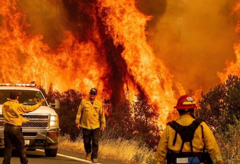 Pompiere combatte contro gli incendi e ladri gli rubano il portafoglio