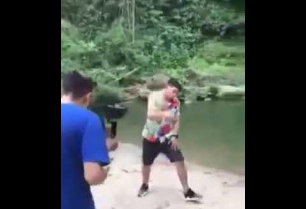Mentre il cantante gira il video musicale, alle sue spalle un ragazzo si tuffa e muore