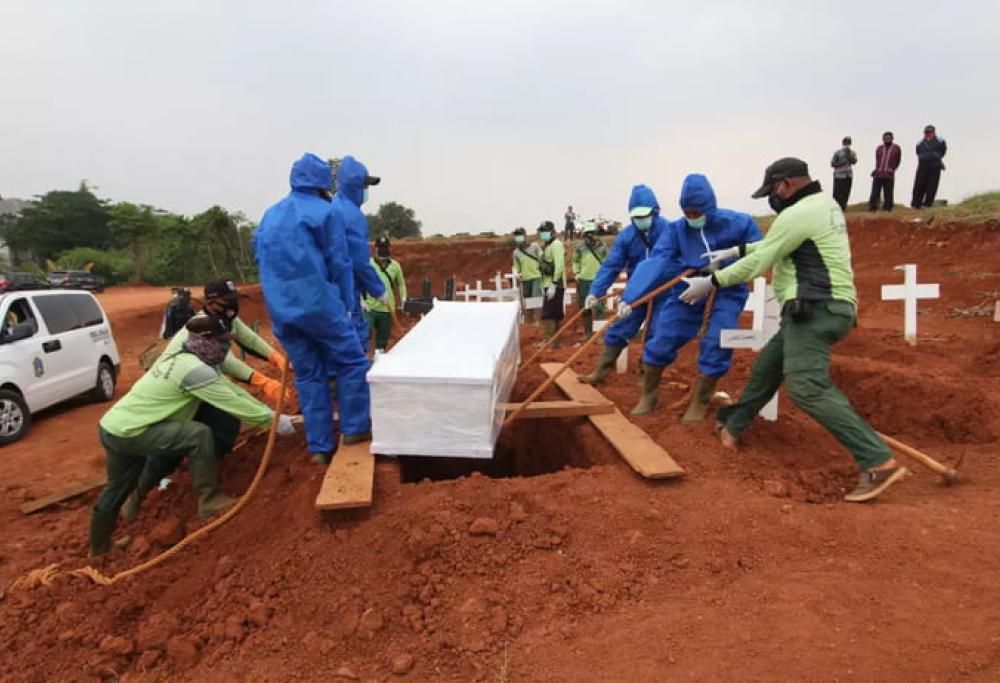 Anti mascherine costretti a scavare tombe di chi è morto di Covid per punizione