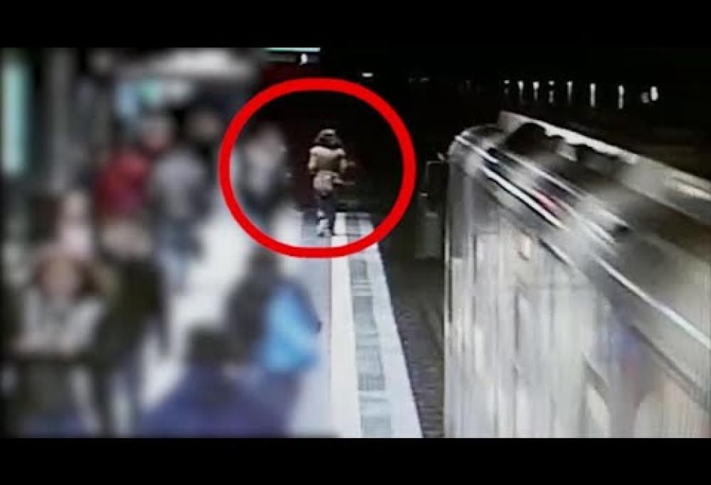 Il video della donna che nella metro di Milano entra in galleria causando l’incidente