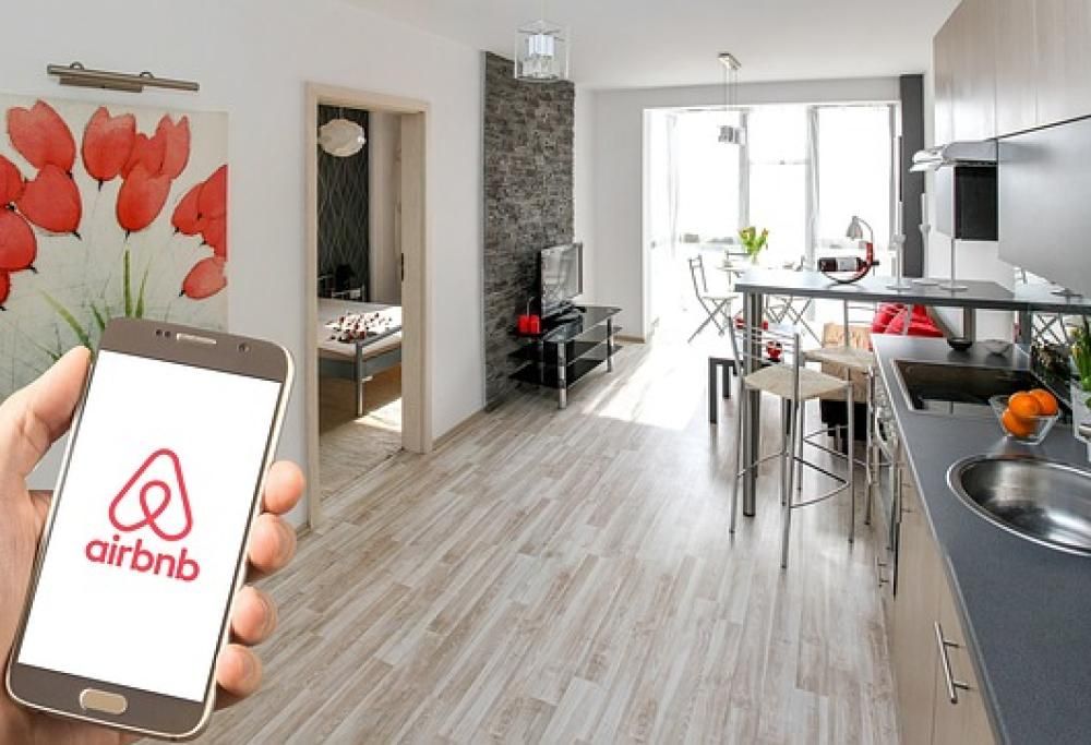 Airbnb cerca viaggiatori per un anno
