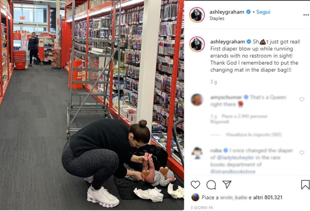 Ashley Graham cambia il pannolino del figlio sul pavimento di un negozio e scatena la polemica