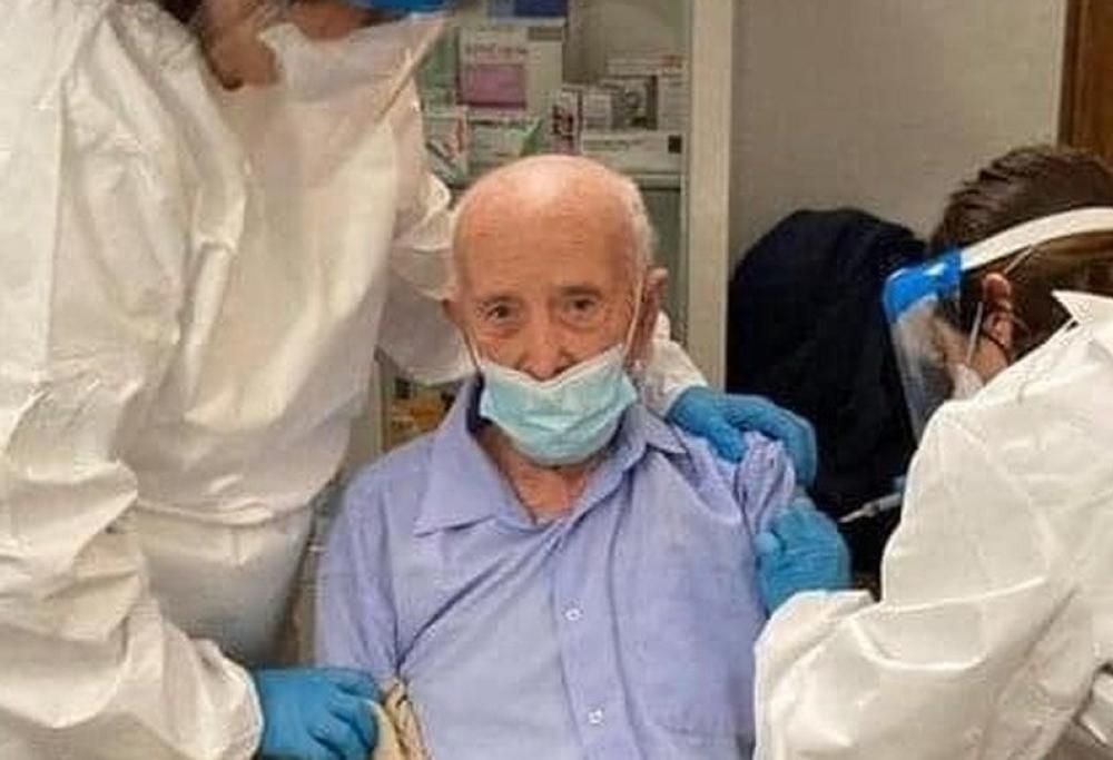 A 103 anni riceve la sua dose di vaccino e sui social si scatena l’odio