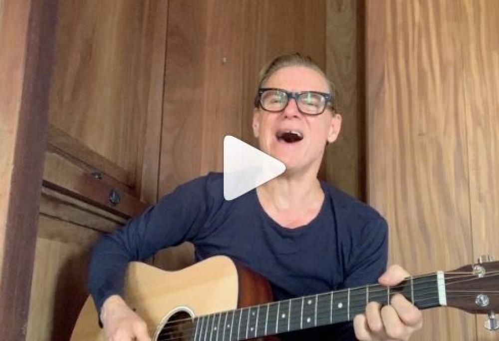 Bryan Adams e la frase choc: “Concerto saltato grazie a un maledetto mangia pipistrelli”