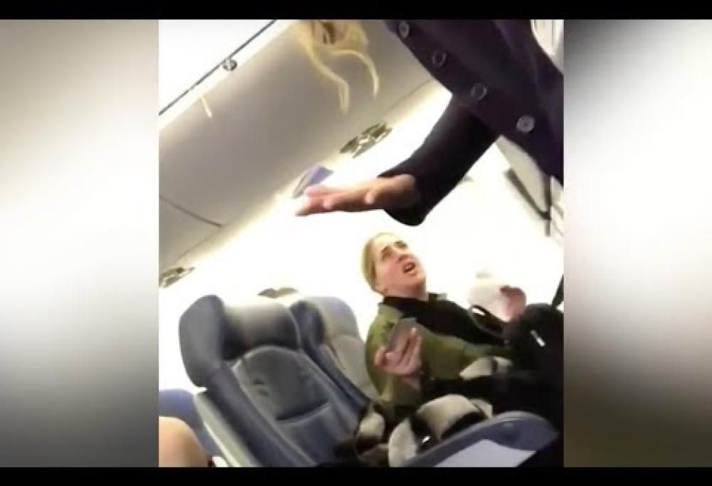 Video: non vuole sedersi accanto a un neonato, viene cacciata dall’aereo