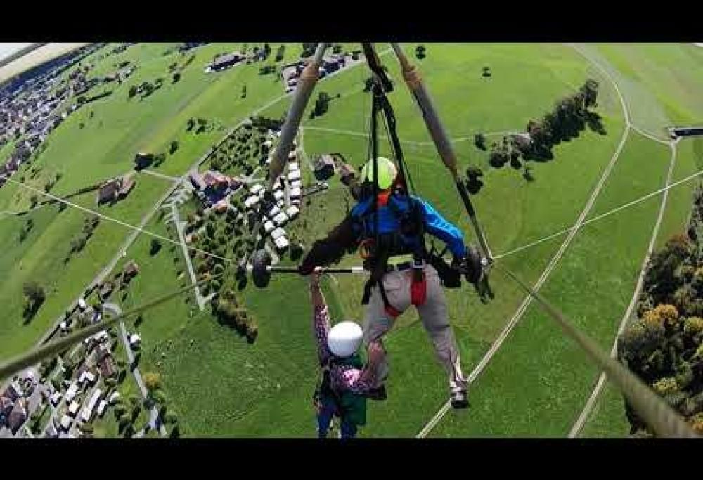 Volo in deltaplano da incubo: l’istruttore non lo aggancia e il turista rischia di cadere