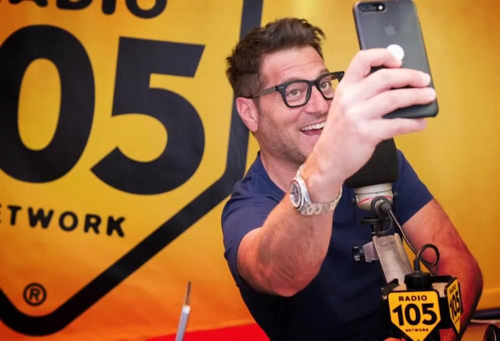 105 Mi Casa, Enrico Papi e la ricetta per lo show Tv perfetto: “Regalo momenti di spensieratezza”