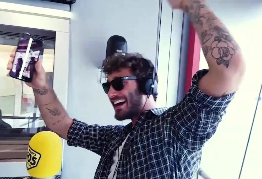 105 Take Away: la prima performance canora di Stefano De Martino