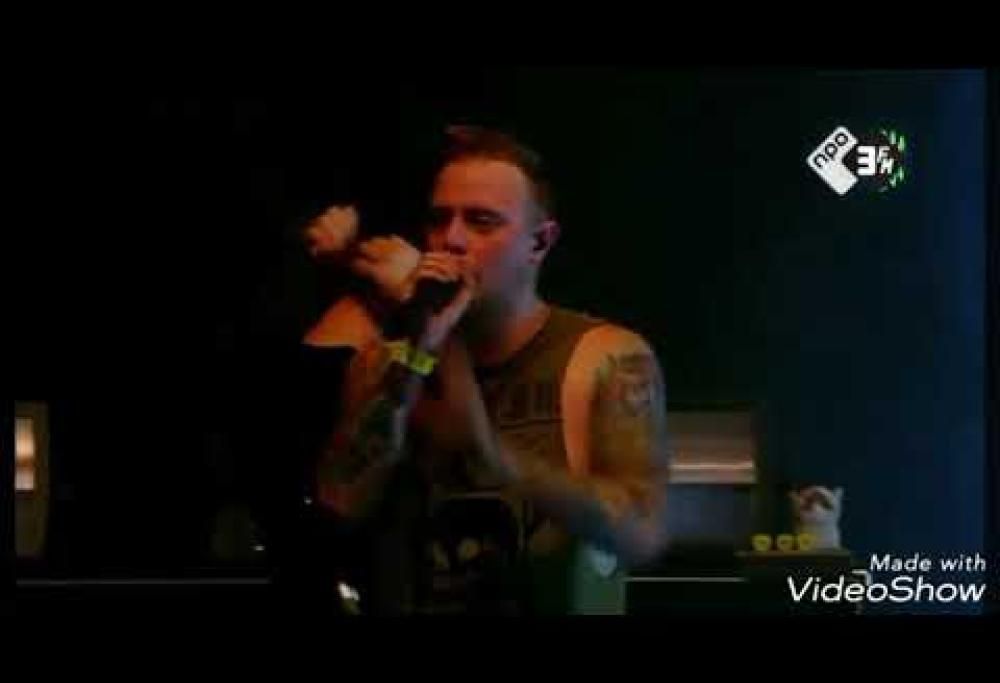 Cantante metal interrompe il concerto per proteggere una ragazza da molestie