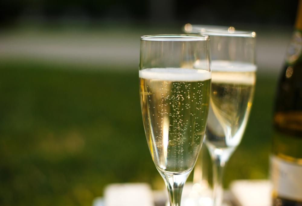Bere champagne (con moderazione) aiuta a combattere l’invecchiamento cerebrale?