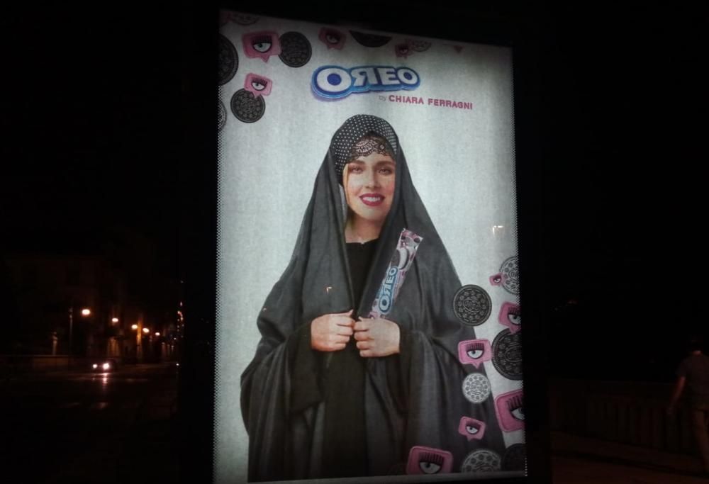 Chiara Ferragni convertita all’Islam sui manifesti provocatori del Banksy torinese