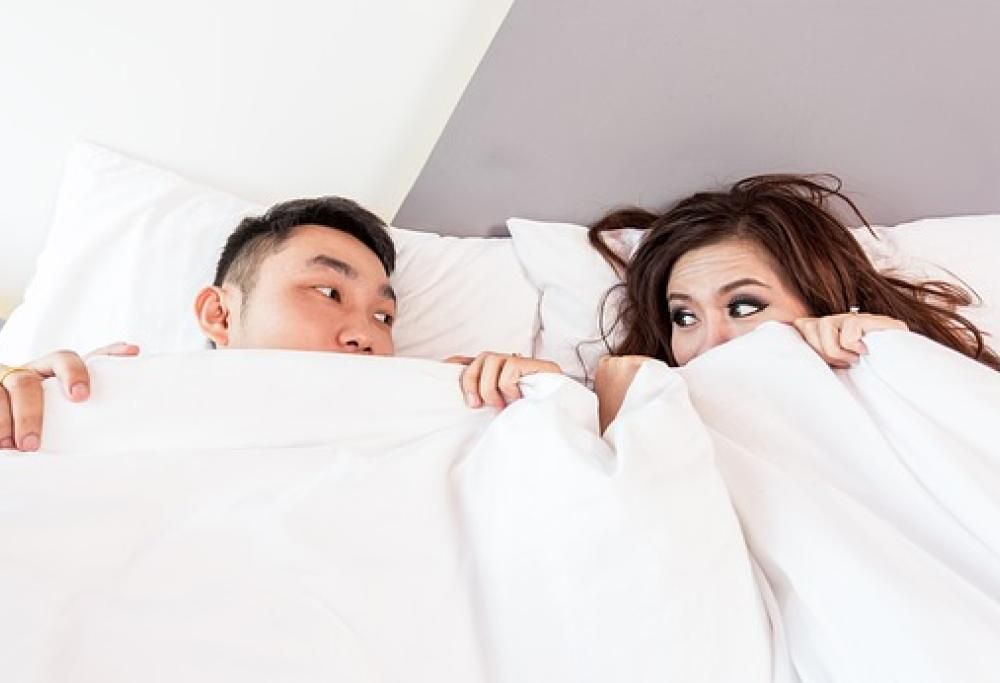 Scopre il tradimento perché lui parla nel sonno