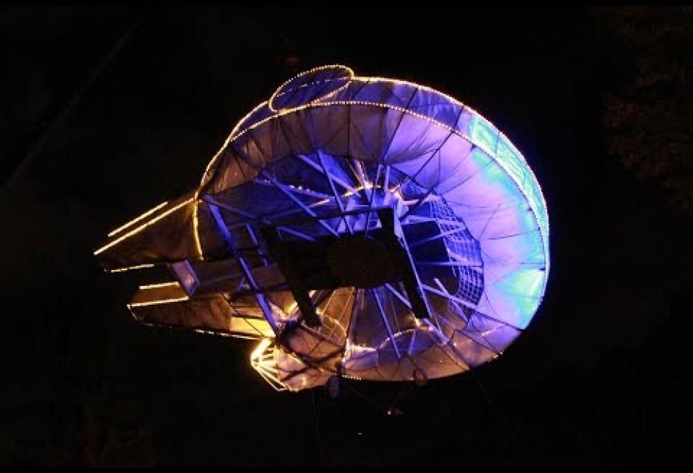 Famiglia ricostruisce il Millennium Falcon di Star Wars come addobbo
