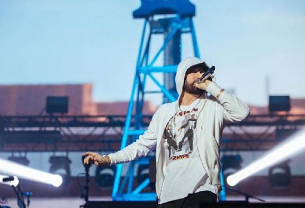 Eminem twitta il suo numero di telefono: “Scrivetemi, presto vi risponderò”