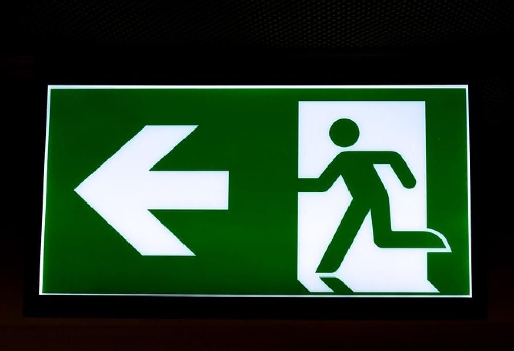 Non regge più la compagna e scappa dai Carabinieri