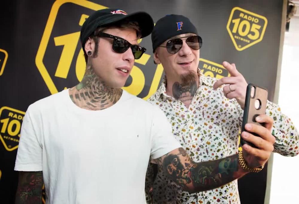 J-Ax e Fedez a 105 Mi Casa: “Volevamo sbatterci meno, ma il progetto ci è esploso tra le mani”