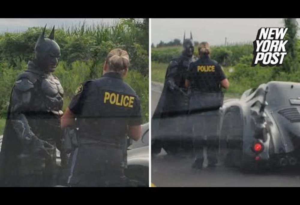 Batman fermato dalla polizia in Canada: il video è incredibile