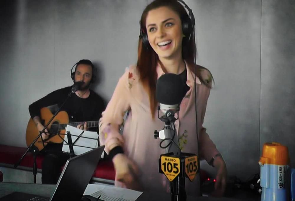 Annalisa superstar: a 105 Take Away canta “E la luna bussò”, ecco il video..