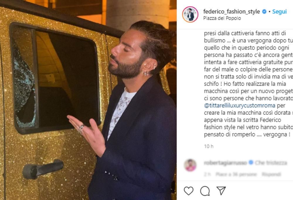 “Sfigati”: Federico  Fashion Style contro chi gli ha spaccato il vetro dell’auto