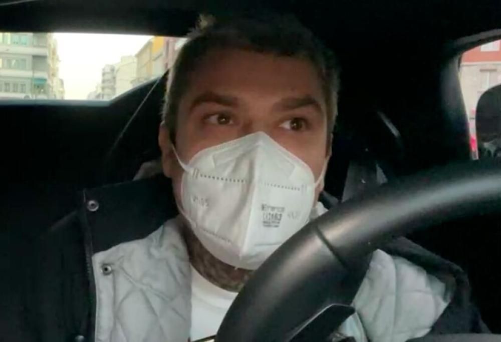 Fedez è Babbo Natale… e regala 5.000 euro in giro per Milano