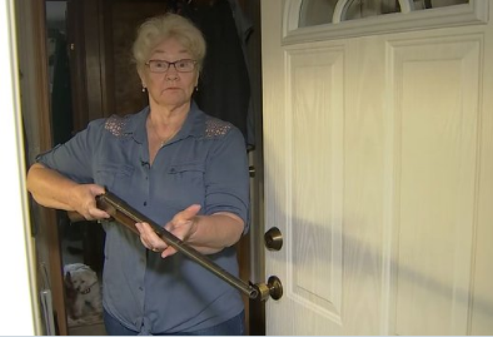Nonna di 78 anni tiene sotto tiro l’intruso fino all’arrivo della polizia