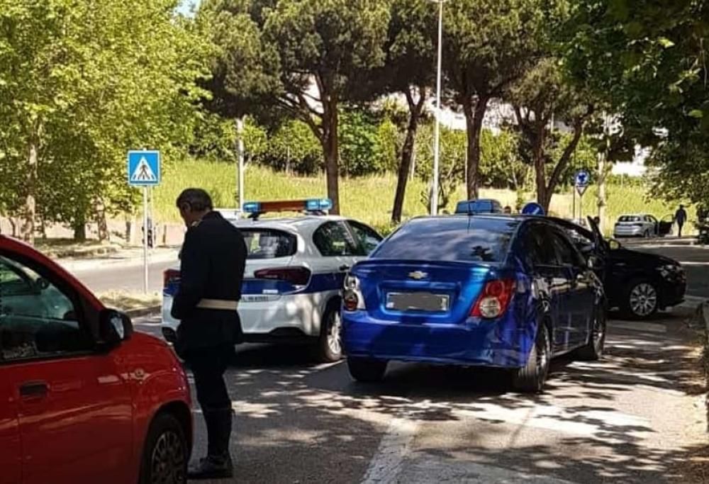 “Ho preso il muro fratellì”: ritiro patente e sequestro auto per l’ex rapper protagonista del video virale