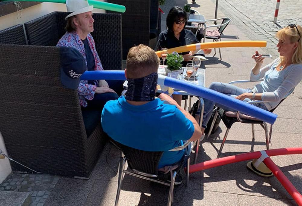 In Germania un bar offre cappelli particolari per far mantenere le distanze sociali