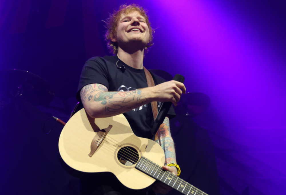 Ed Sheeran in visita ad una scuola elementare: show a sorpresa