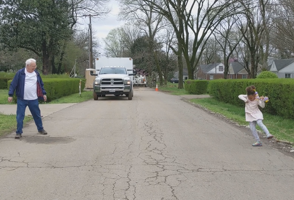 Separati dal virus: Nonno e nipote ballano tutte le mattine distanti separati dalla strada
