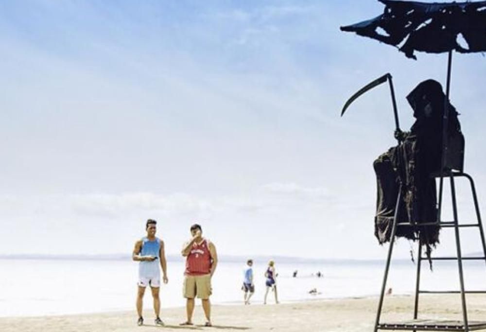 Florida: uomo vestito da Triste Mietitore  visiterà le spiagge aperte prematuramente