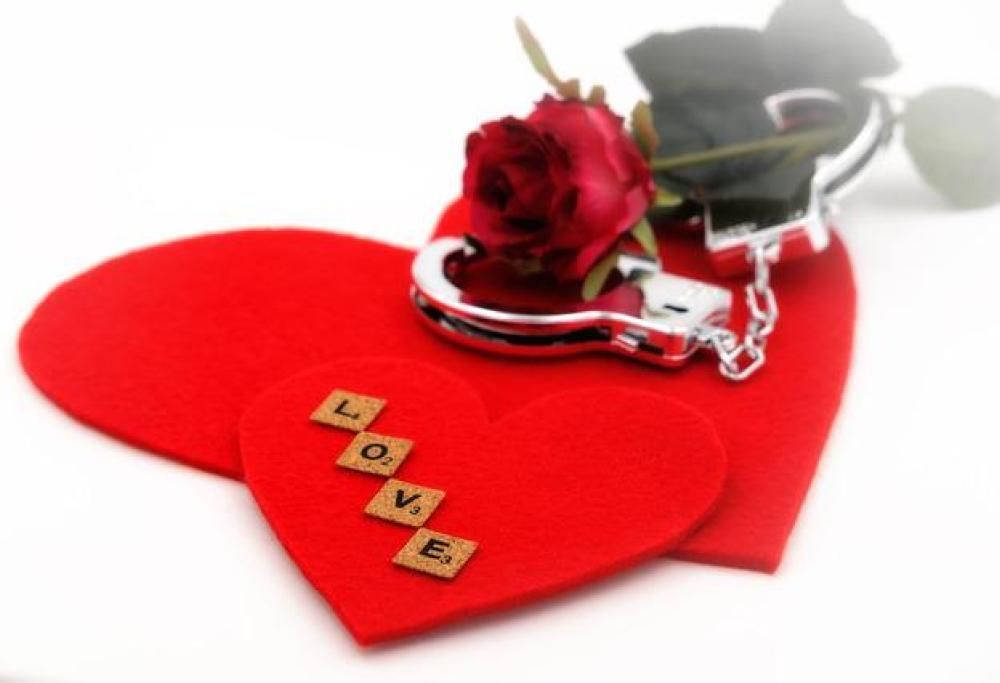 Giochino a luci rosse ma perde le chiavi delle manette