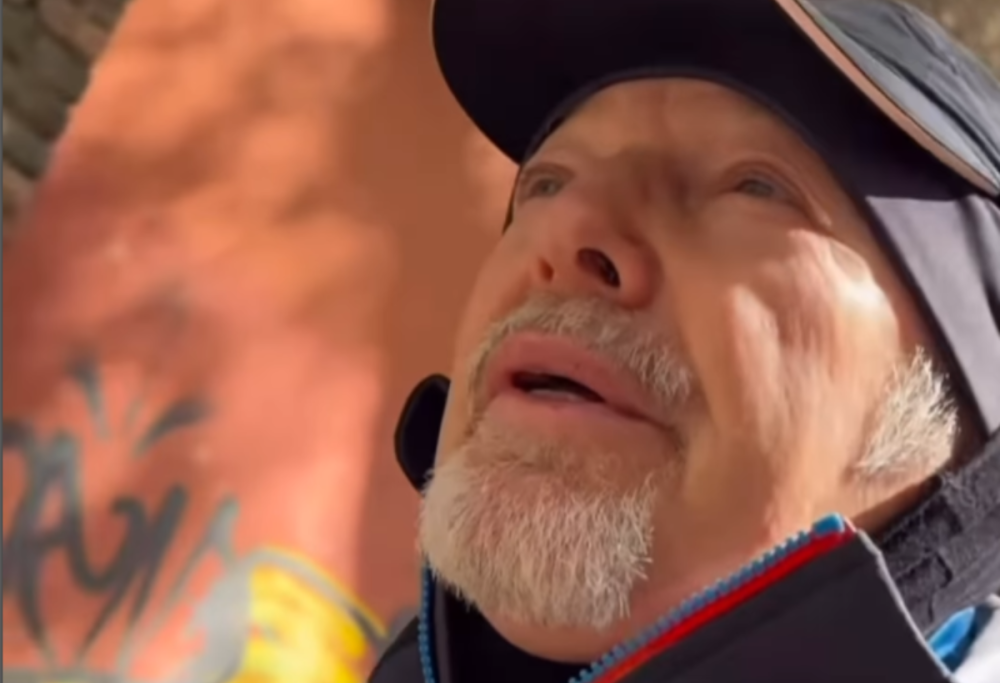 Vasco Rossi bloccato nel traffico: si improvvisa vigile urbano