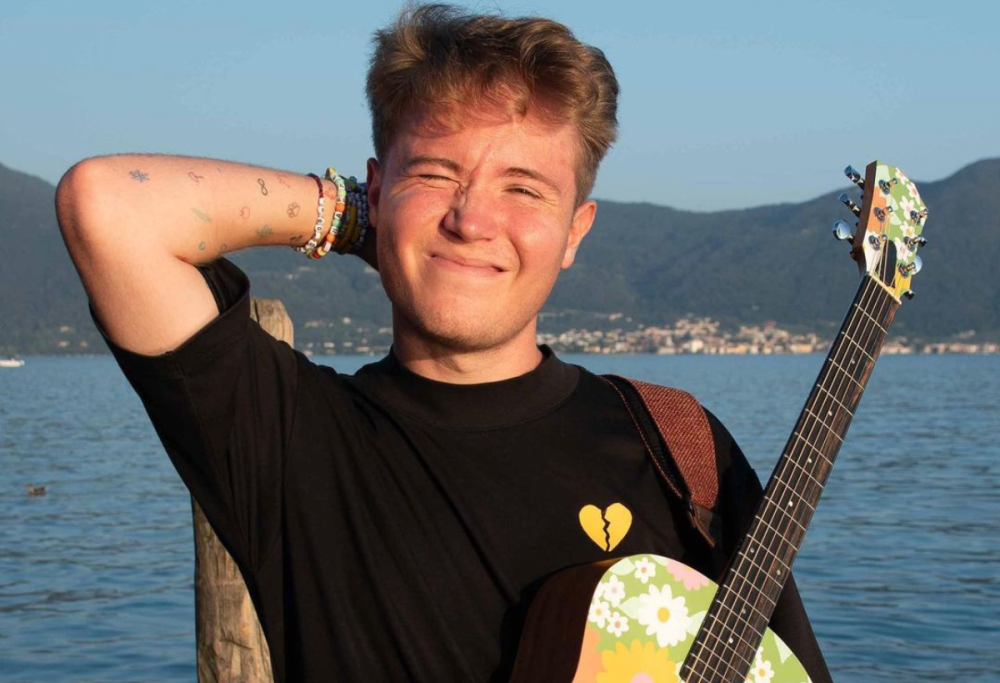 Alfa aiuta un fan a fare la proposta di matrimonio alla fidanzata