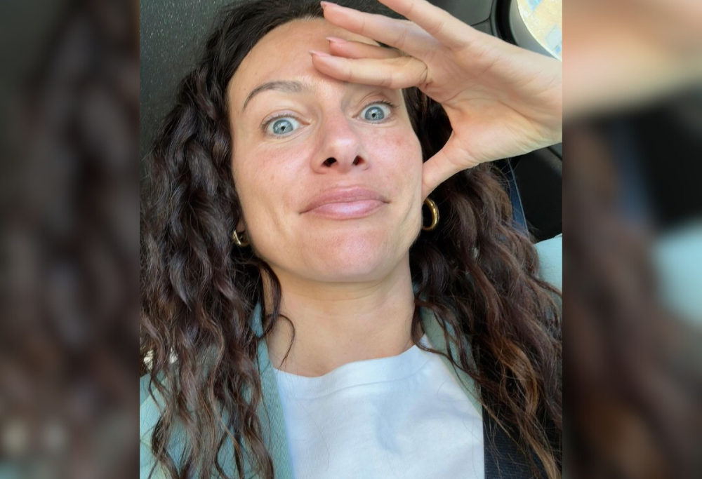Paola Turani, reazione allergica al trucco: “Ho gli occhi gonfi”