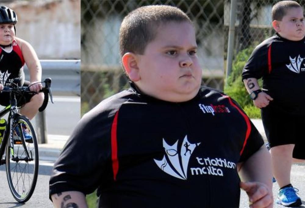Questo bambino è costretto a praticare tantissimo sport per sopravvivere