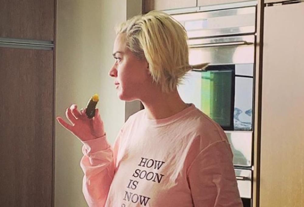 Katy Perry in quarantena si mostra in versione casalinga (e con la ricrescita)