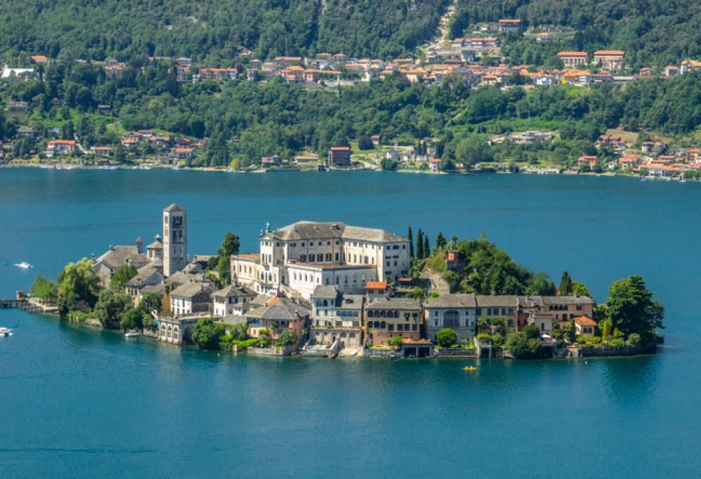 Annulla la vacanza sul Lago d’Orta, ma devolve la cifra in beneficenza