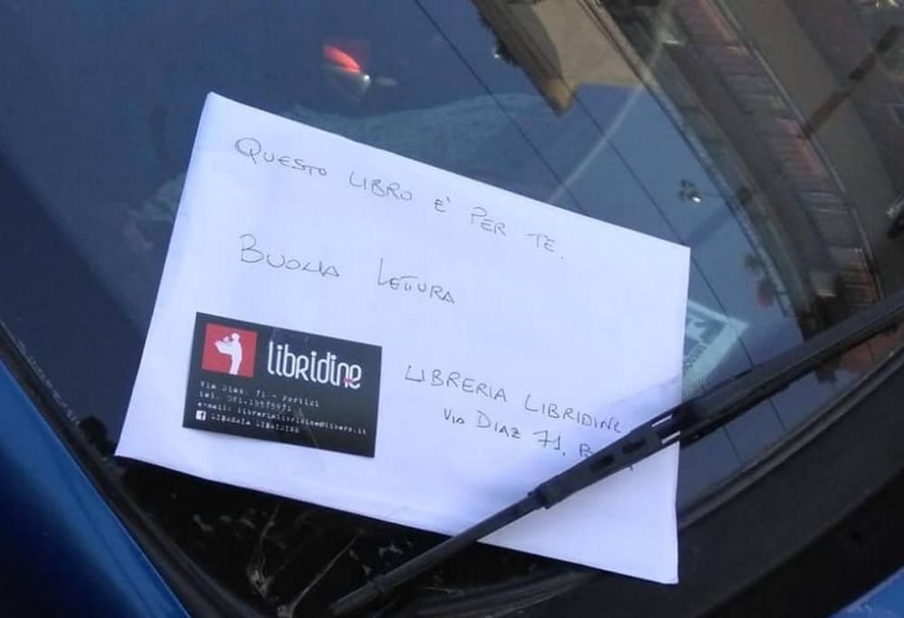 Libri sui cruscotti delle auto: l’iniziativa bellissima di una libreria di Napoli