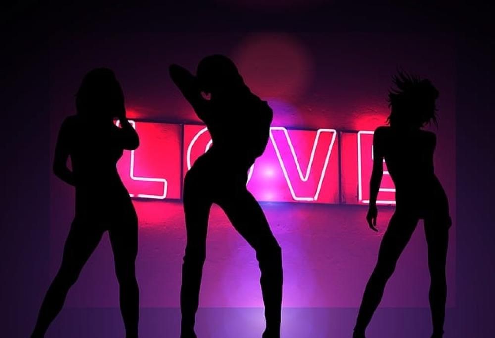 Guardare gli spogliarelli è tradimento?