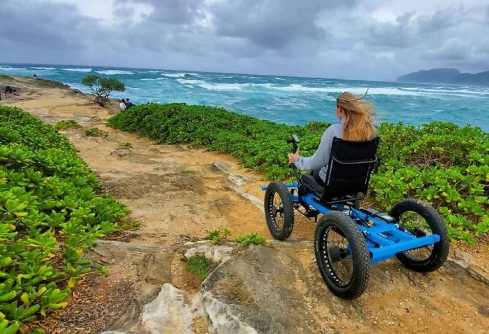 Marito realizza una sedia a rotelle da “fuori strada” per far visitare qualsiasi posto alla moglie