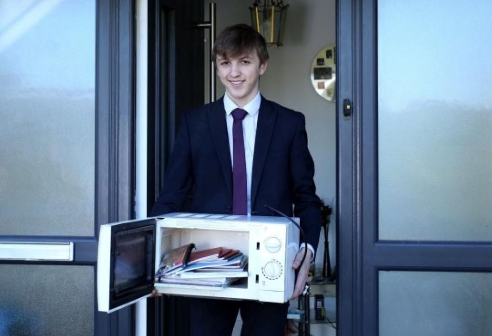 Scuola vieta gli zaini, studente porta i libri nel microonde