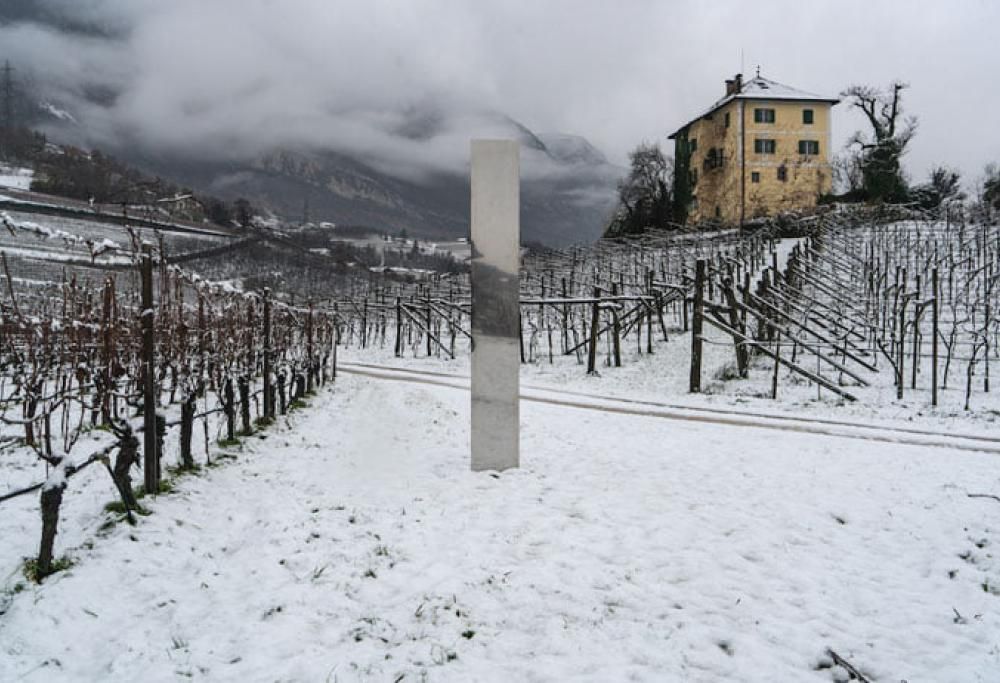 Il misterioso monolite spunta anche tra le vigne del Trentino